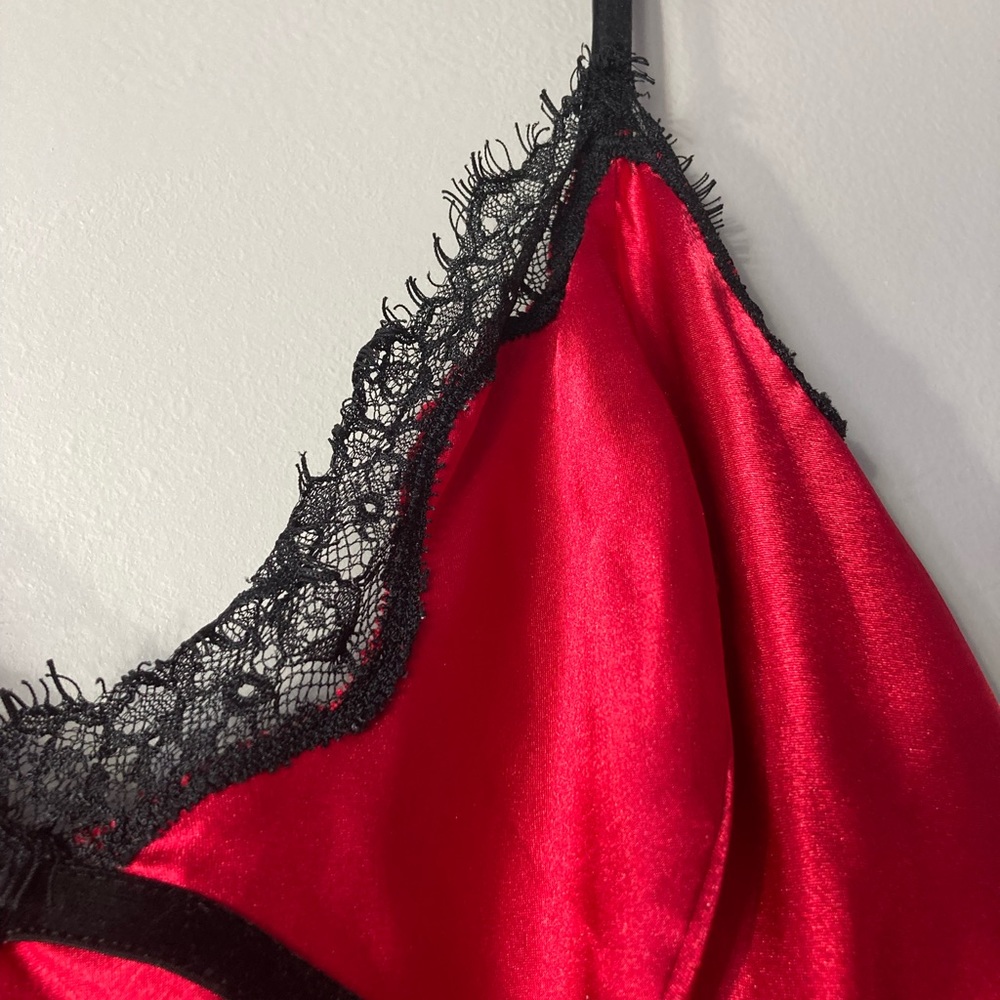 Cabernet Red Satin L Nightgown 
Négligée Slip Dress 
Black Eyelash Lace Trim - Picture 2 of 4